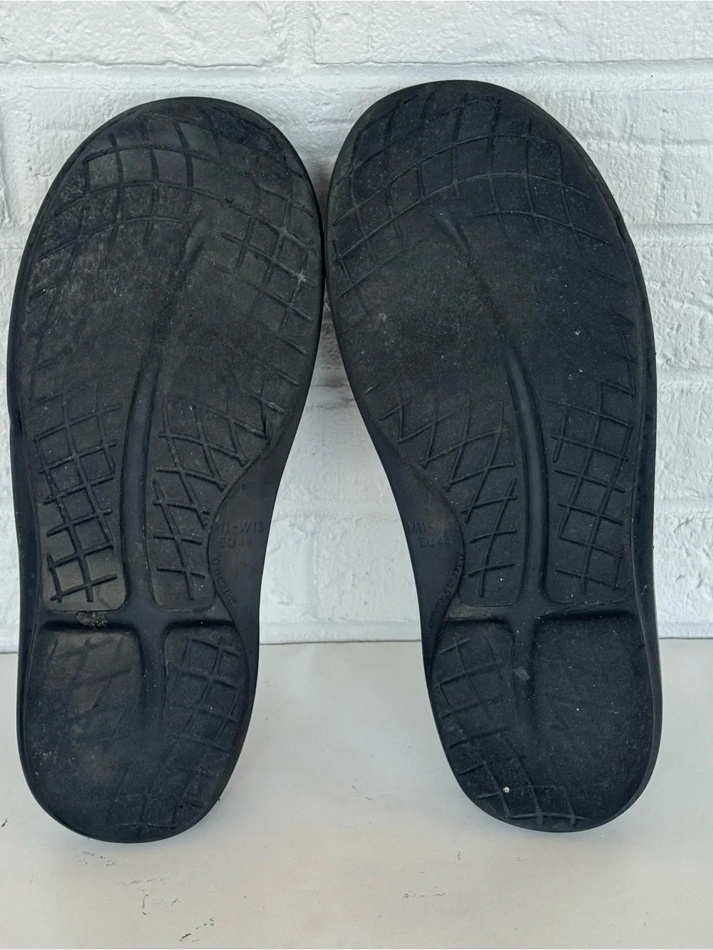 OOFOS OOcloog Recovery Clogs Men's 11/Women's 13